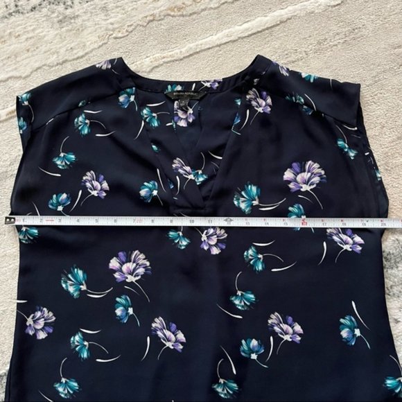 Banana Republic floral print cap sleeve v-neck blouse - Picture 7 of 11
